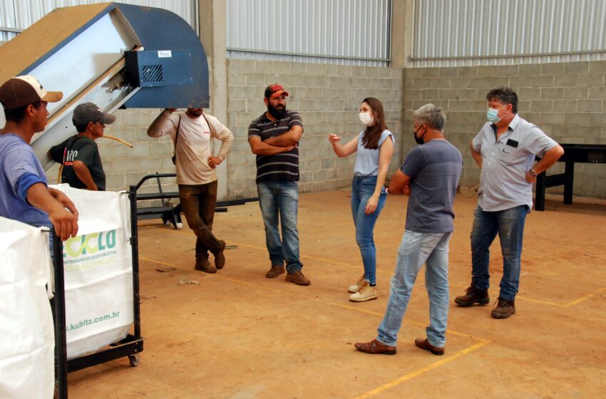  Trabalhadores de cooperativa de reciclagem recebem treinamento para operar equipamentos
