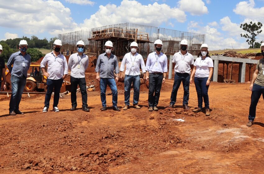  Prefeito de Ivaiporã e equipe da Sanepar vistoriam obras de construção da ETE e estações elevatórias
