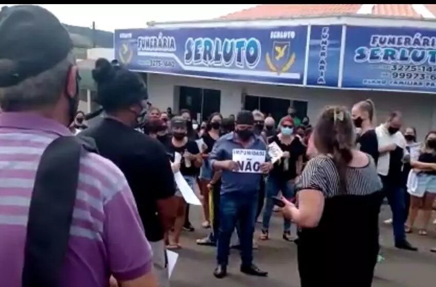  Moradores de Barbosa Ferraz fazem protesto após TJPR soltar suspeito de abuso sexual