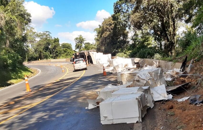 Entre Mauá da Serra e Ortigueira caminhão tombou carregado de “celulose”
