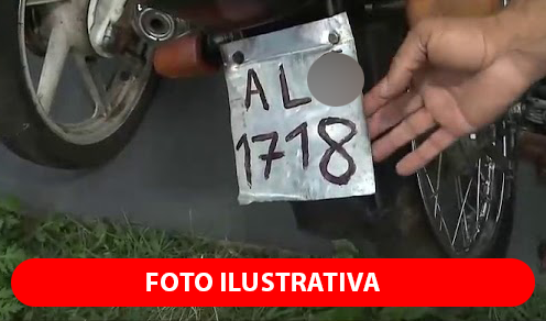  Em São João, polícia apreende moto com placa pintada à mão