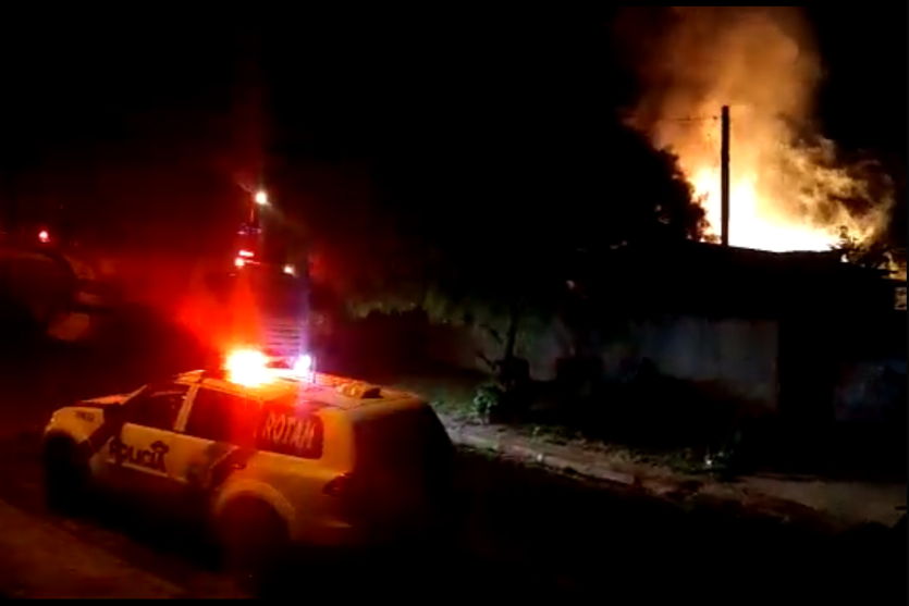  Incêndio destrói casa e Ford Escort em Manoel Ribas