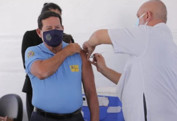  “Vai para um posto de saúde e se vacina”, aconselha vice-presidente Mourão sobre Covid