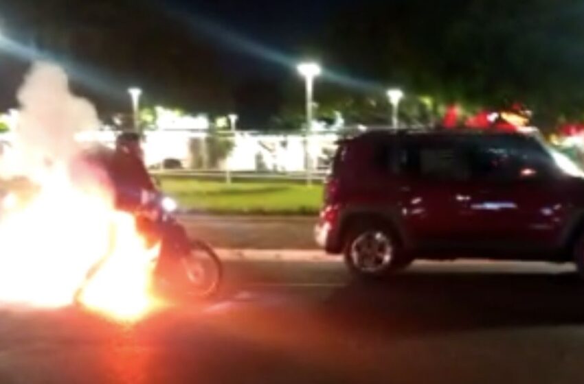  Motocicleta pega fogo durante carreata que comemorava título do São Paulo na região