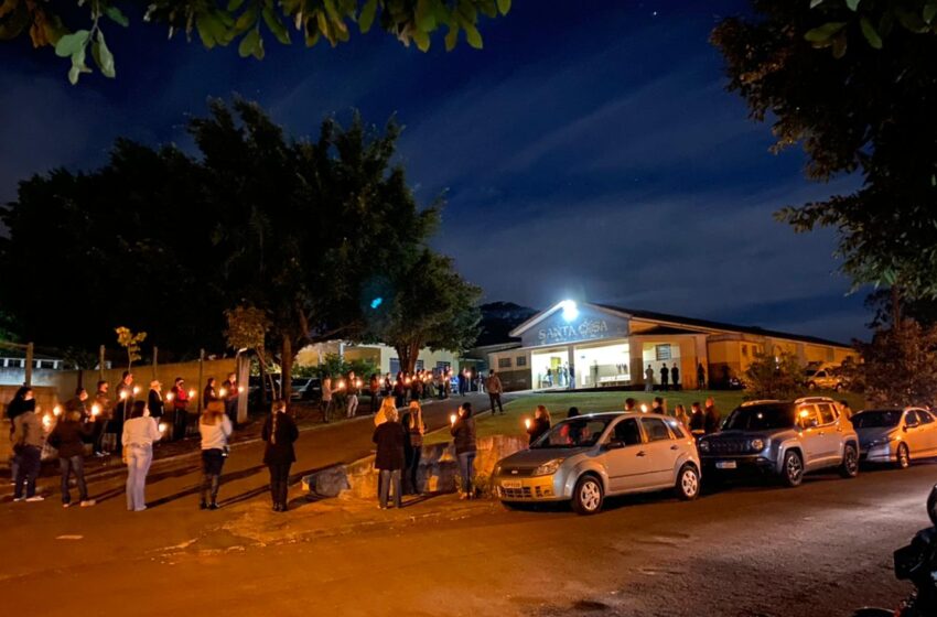  São Pedro do Ivaí: Servidores da saúde oram pelo fim da pandemia em frente a Santa Casa