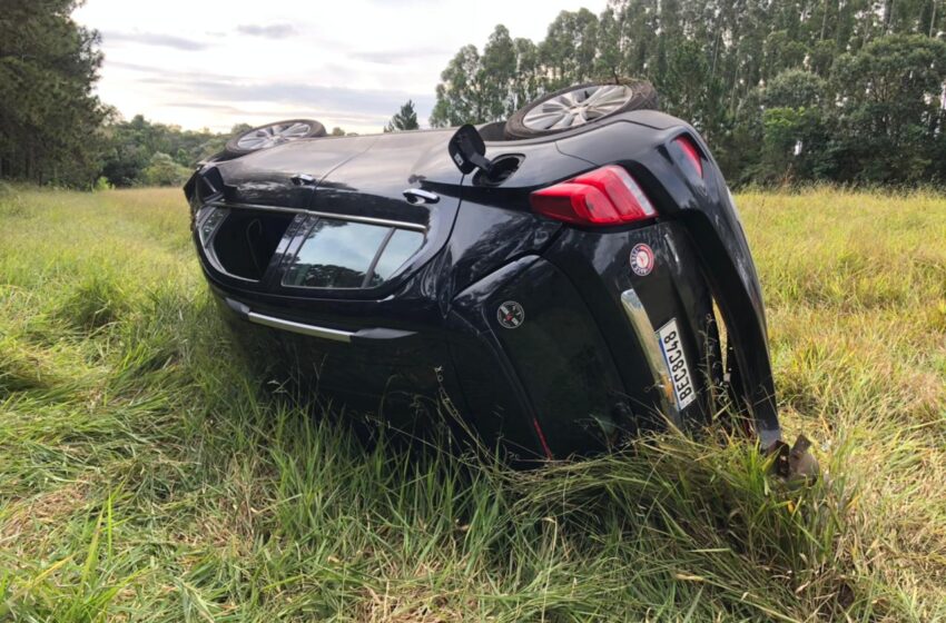  Motorista perde o controle e capota veículo na rodovia entre Faxinal e Mauá da Serra