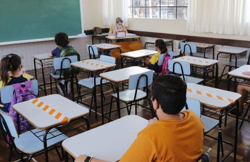  600 escolas estaduais retomam aulas presenciais no Paraná a partir de segunda