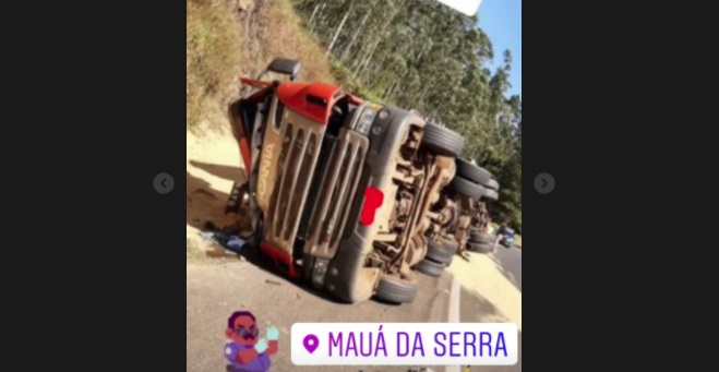  Carreta tombou na BR-376 próximo a Mauá da Serra