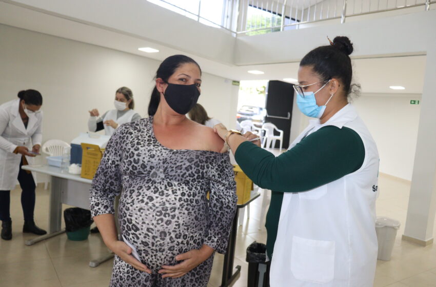  Equipes municipais de saúde de Ivaiporã vacinam grávidas, puérperas e professores contra Covid-19