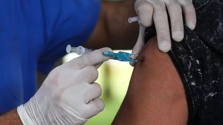  Paraná precisa vacinar 56% da população para conter pandemia, diz estudo
