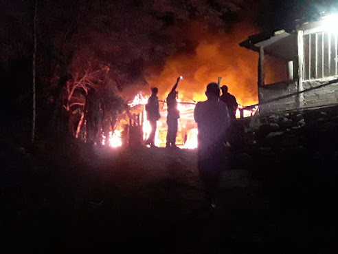  Incêndio destrói carros e garagem em zona rural de Rio Bom