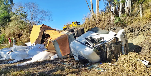  Carreta carregada com adubo tomba na BR-376, em Ortigueira