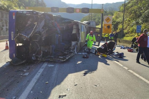  TRAGÉDIA – Acidente com ônibus do time de futsal de Umuarama mata duas pessoas na BR-376