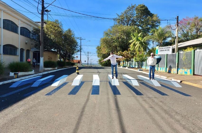  Jandaia do Sul pinta faixa de pedestre em 3D para alertar motoristas