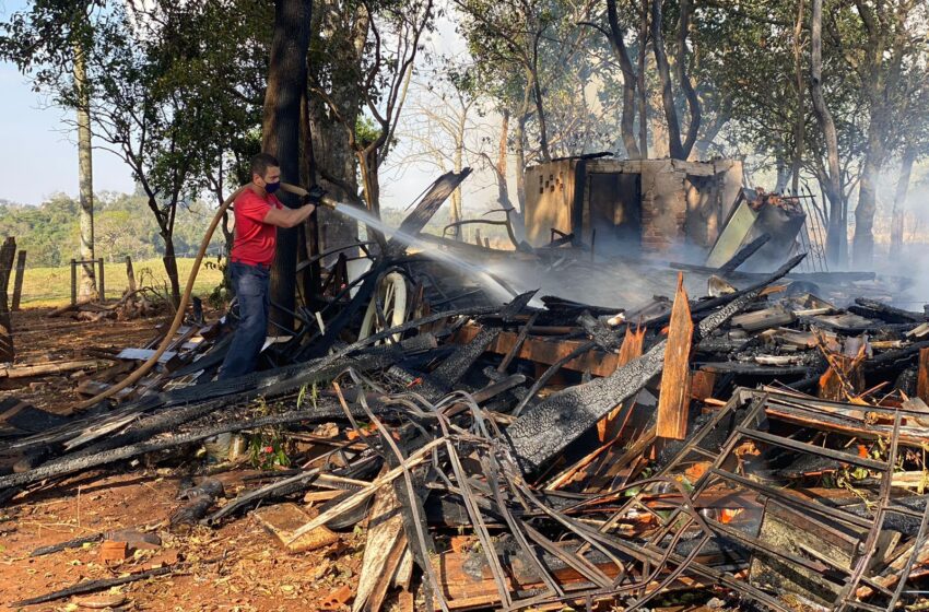  Incêndio destrói residência do conhecido “Eli Cientista” em Faxinal