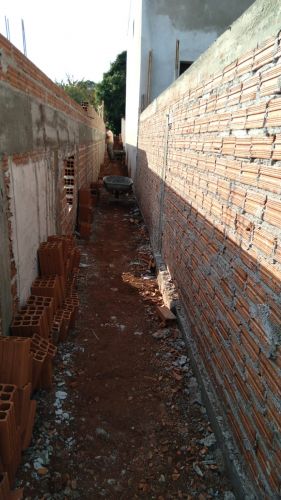  Avançam as obras da construção da garagem da UBS Central em Rio Bom