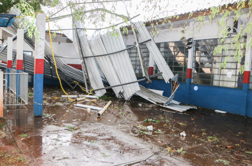  Vendaval causa danos materiais na Escola Municipal João Batista em Apucarana
