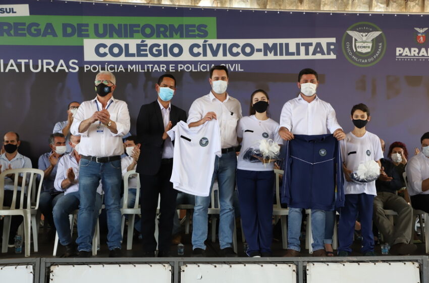  Ratinho Júnior entrega novos uniformes para alunos da escola cívico-militar de Jandaia do Sul