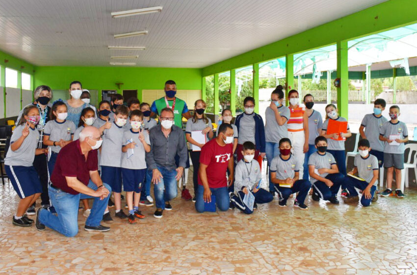 Atletas fazem visita em escolas de Rio Bom e recebem homenagens