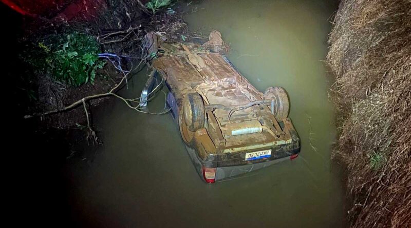  Homem é encaminhado ao hospital após carro cair no rio