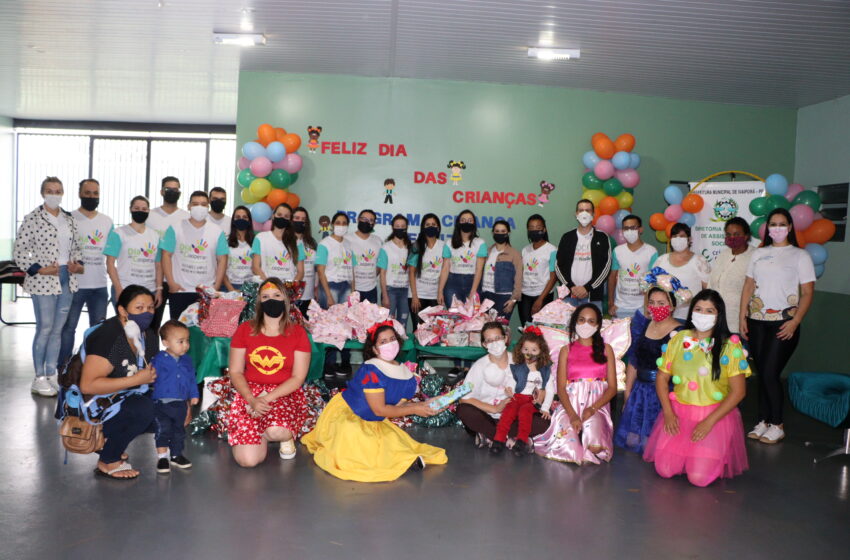  Cresol de Ivaiporã doa 165 brinquedos ao programa Criança Feliz