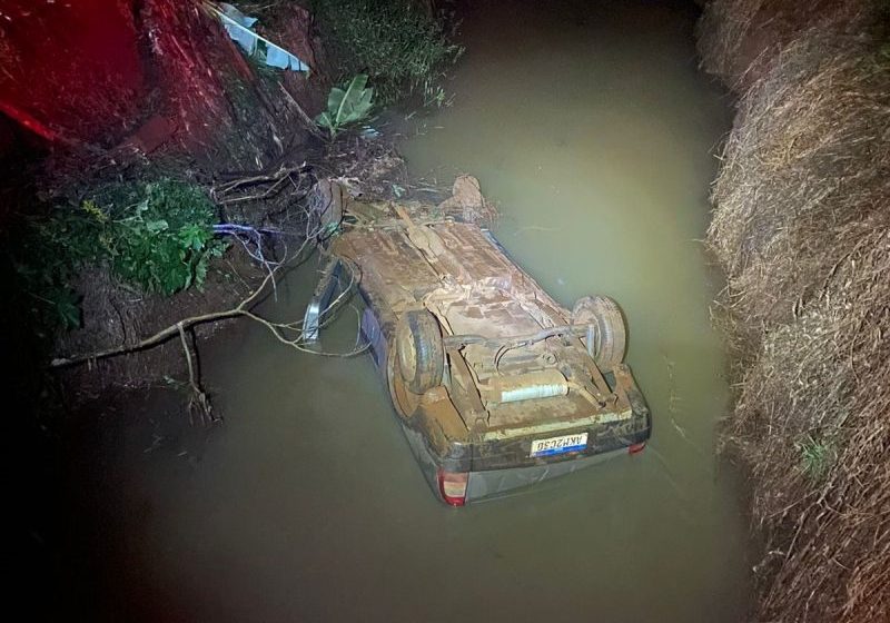  Veículo foi parar dentro de um rio, após motorista capotar em Manoel Ribas