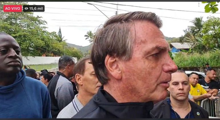  Sem vacina, Bolsonaro é impedido de assistir ao jogo do Santos, em SP