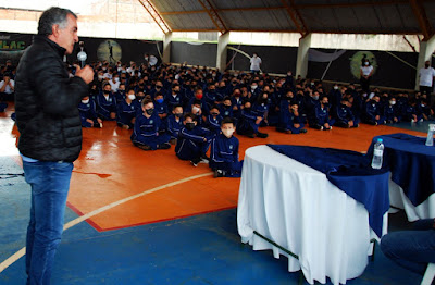  Alunos do colégio cívico-militar de Faxinal recebem uniformes
