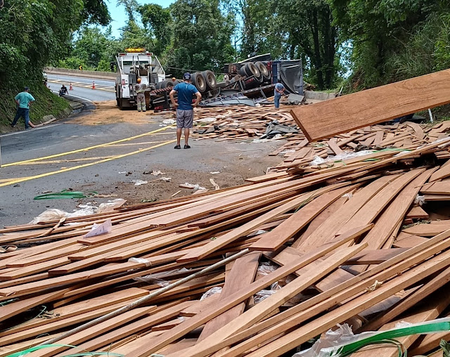  Caminhão carregado de madeira tomba entre Mauá da Serra e Ortigueira