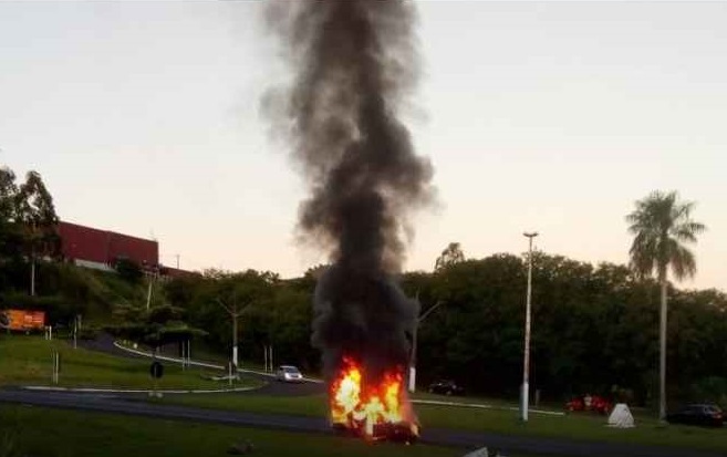  Veículo de Ivaiporã pegou fogo nesse domingo, no trevo de Jandaia