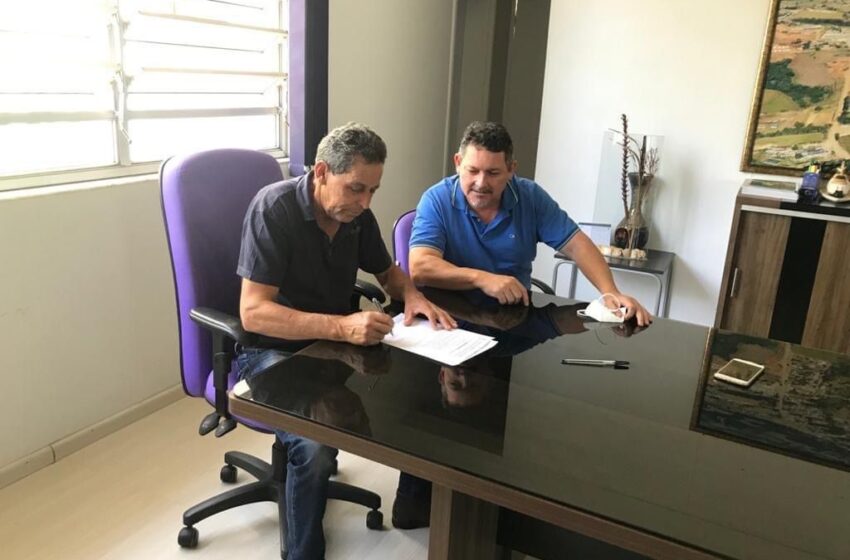  Prefeito de Ortigueira assina ordem de serviço para reestruturação completa do sistema de iluminação do município