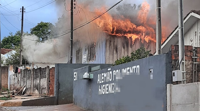  IVAIPORÃ – Casa de madeira é destruída por incêndio
