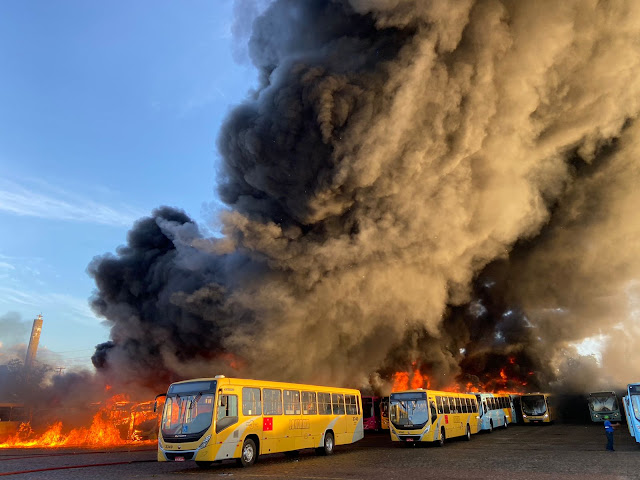  Incêndio de grandes proporções atinge frota de ônibus de garagem em Londrina