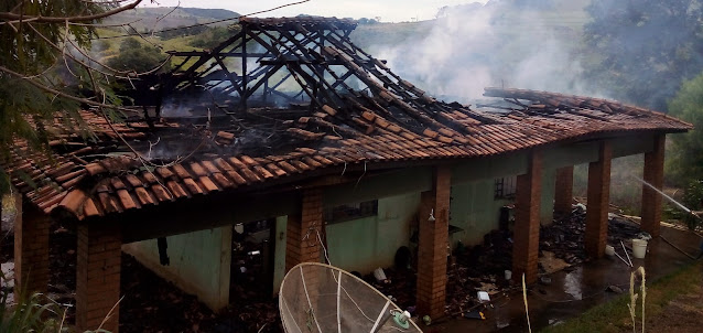  Casa é destruída pelo fogo na zona rural de Novo Itacolomi