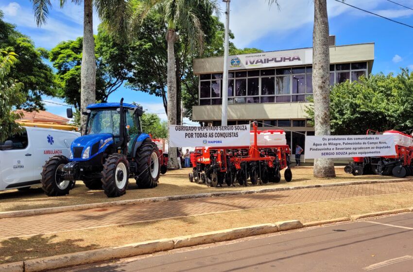  Prefeitura de Ivaiporã entrega 4 plantadeiras e 1 trator no valor de R$537 mil a 4 comunidades rurais do município