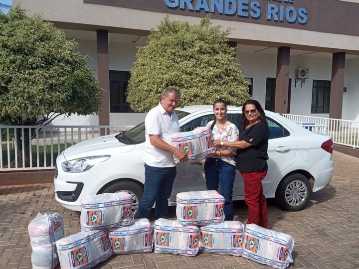  Prefeito de Grandes Rios recebe 180 cestas básicas que serão doadas para famílias carentes do município