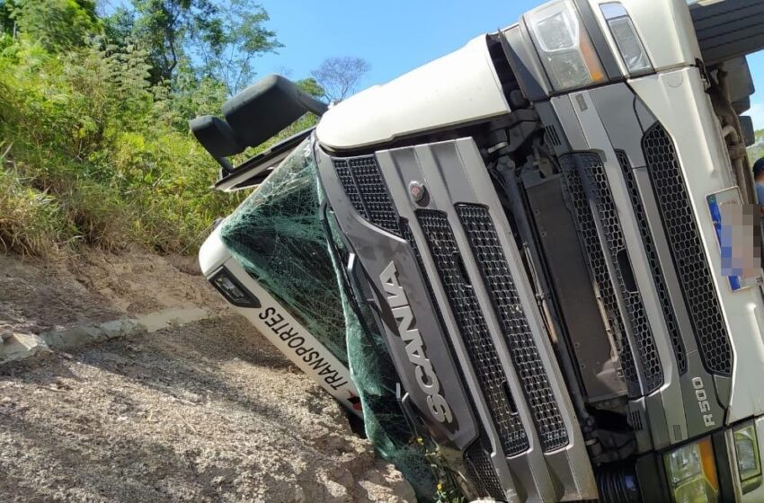  Acidente envolve carreta na rodovia que liga Mauá da Serra a Ortigueira