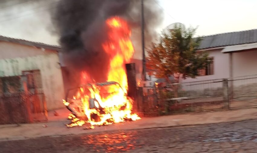  Ivaiporã: Carro ficou destruído pelo fogo no bairro Vila Nova Porã