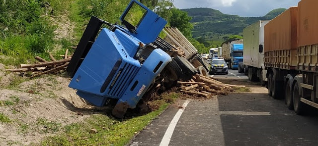  Caminhão tomba na BR-376 em Mauá da Serra