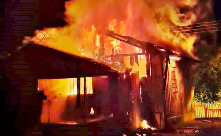  Incêndio destrói residência em Ivaiporã