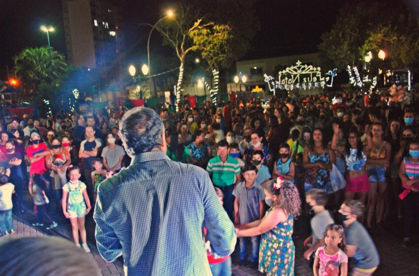  Multidão acompanha a chegada do Papai Noel em Faxinal