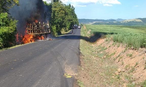  Motorista morre carbonizado após carreta pegar fogo em acidente próximo a Rosário do Ivaí