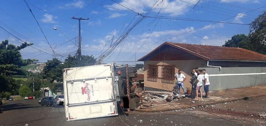  Caminhão sem freios atinge casa em Apucarana
