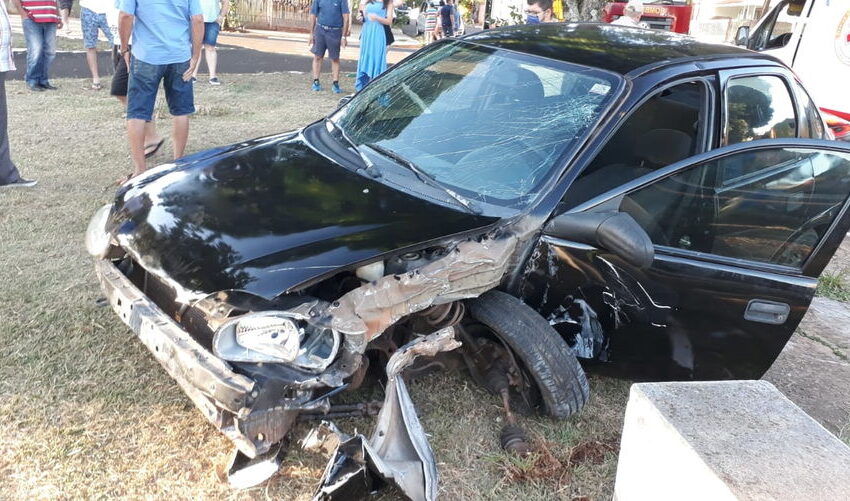  Pirapó: Carro bate em anteparo e dois ficam feridos