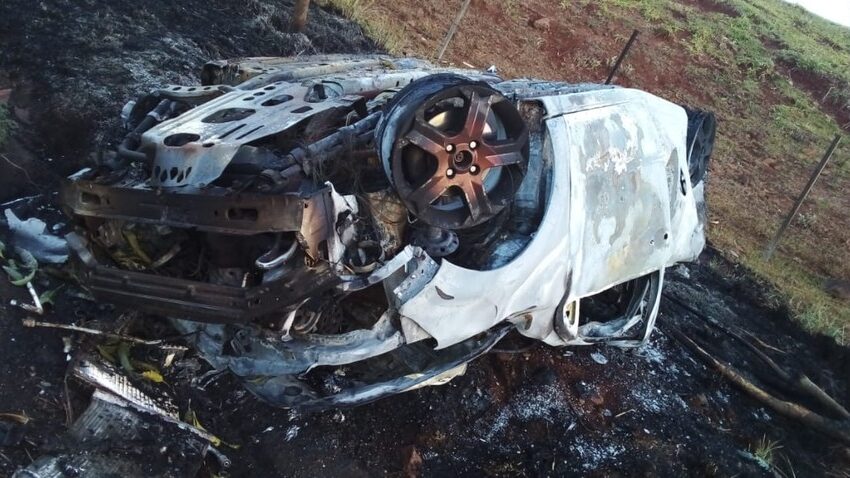  REGIÃO – Homem morre e outras 2 pessoas ficam feridas após carro capotar e pegar fogo