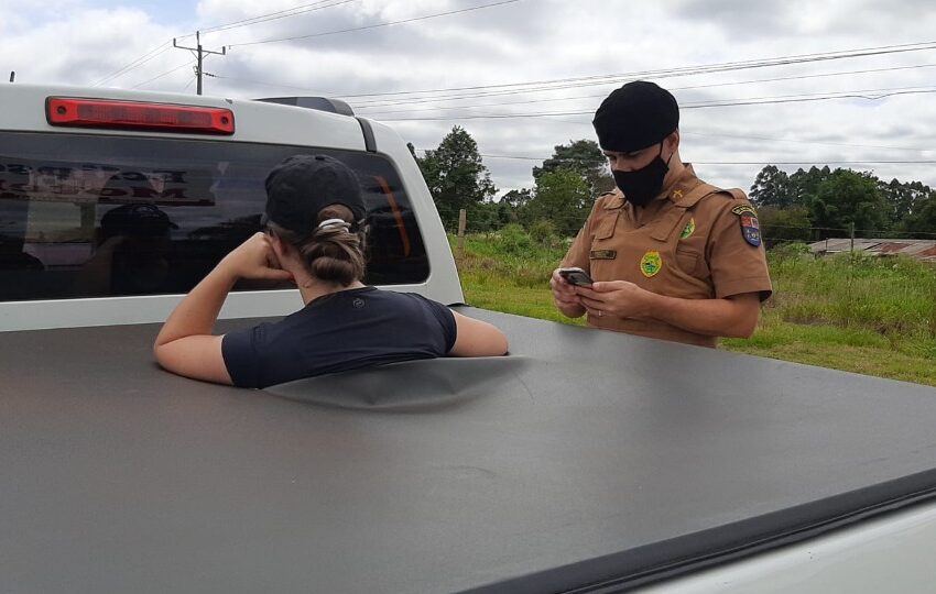  Ao encontrar marido com outra em motel, mulher fura proteção de caminhonete e se recusa a sair