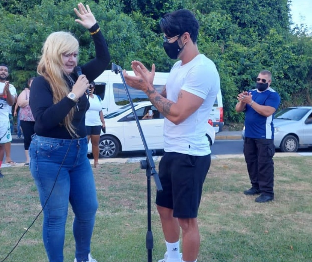  Gustavo Lima para carro e abraça pastora que pregava na rua