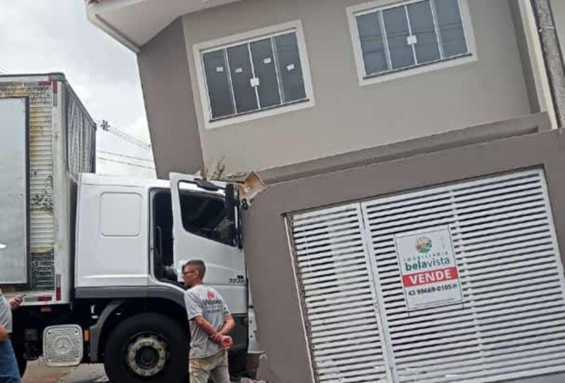  Caminhão bate contra muro de casa em Apucarana
