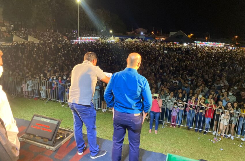  Manoel Ribas realizou com sucesso a primeira noite de festa com “Antony e Gabriel”