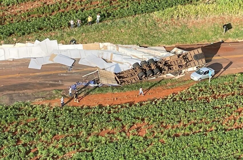  Colisão envolvendo caminhão e camioneta próximo a São Pedro do Ivaí